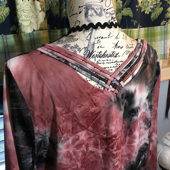 Unity woman oversized v sleeve with braided back top - Picture 8 of 10